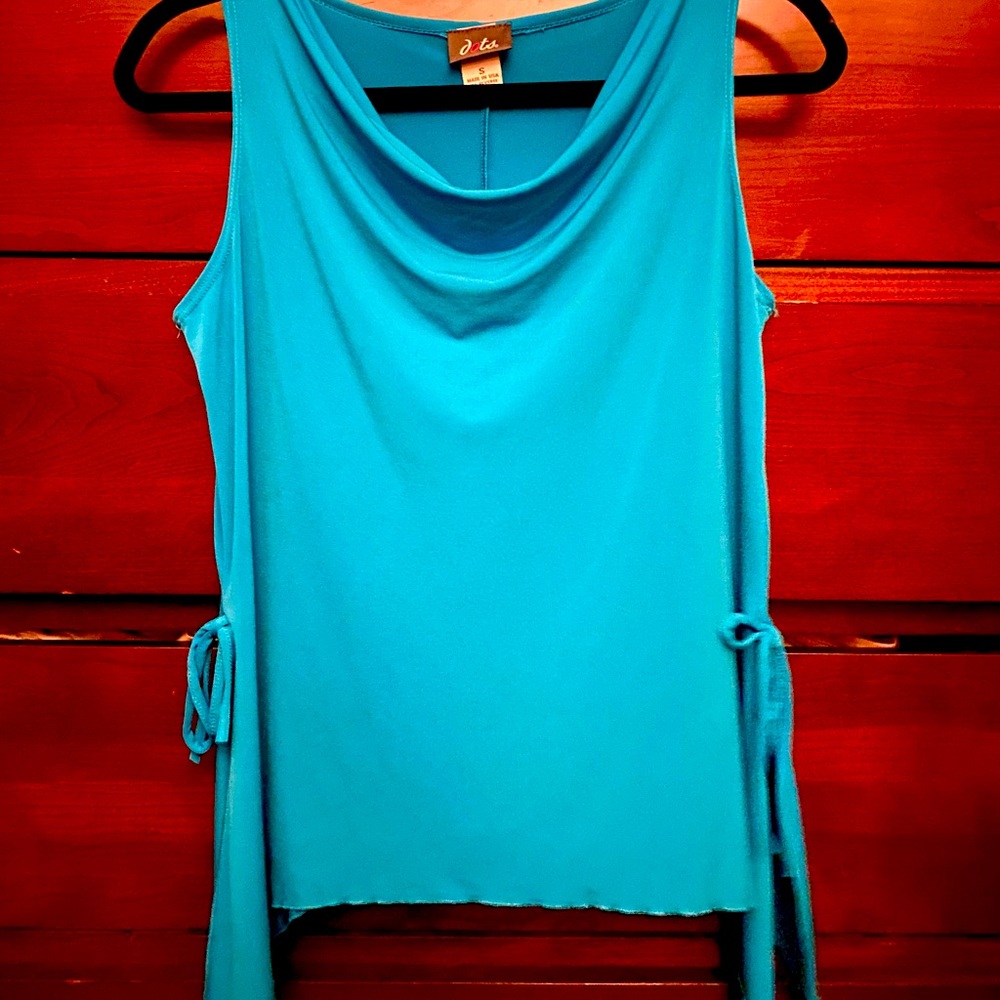 Sleeveless turquoise top